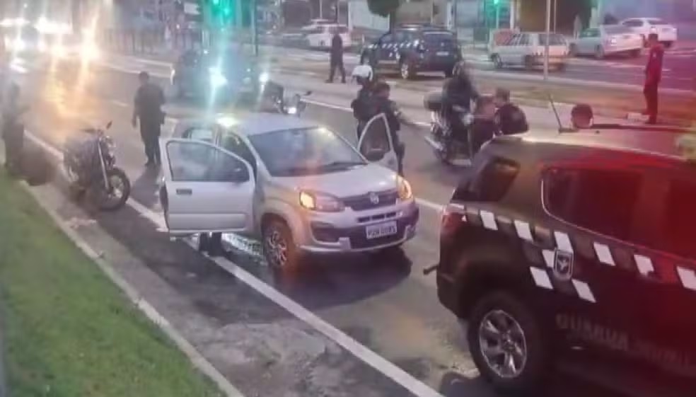 Casal é detido com carro roubado na Av John Boyd Dunlop