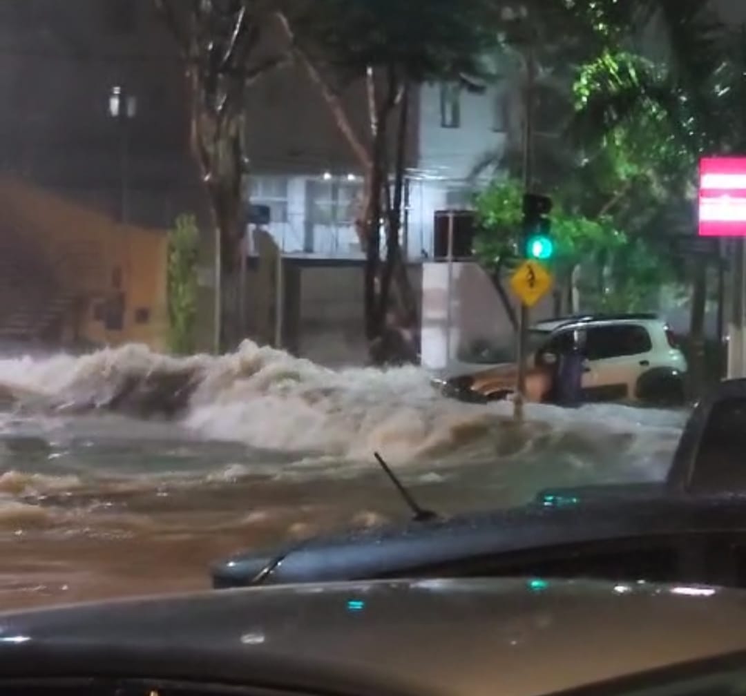 Casal vive momentos de pânico após carro ser arrastado na av. Princesa D’Oeste