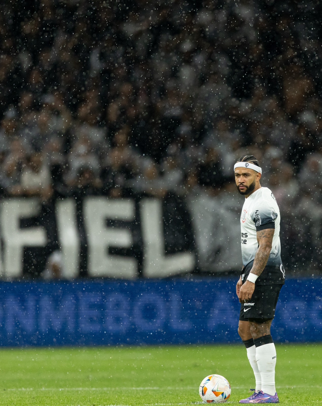 Adaptado ao Corinthians, Memphis se declara a torcida e acredita na classificação