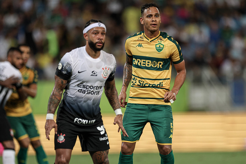 Decisivo, Depay celebra companheiros de equipe no Corinthians
