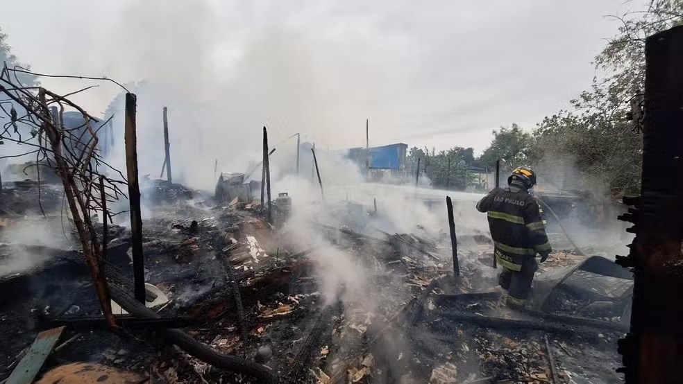Incêndio atinge comunidade em Americana