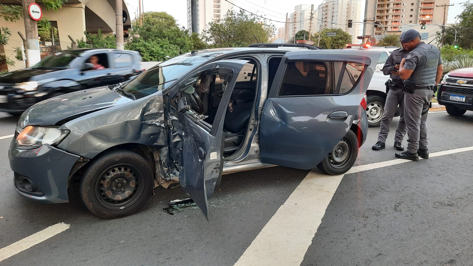 Ladrões com moto adulterada fogem da PM e batem em carro de motorista de app