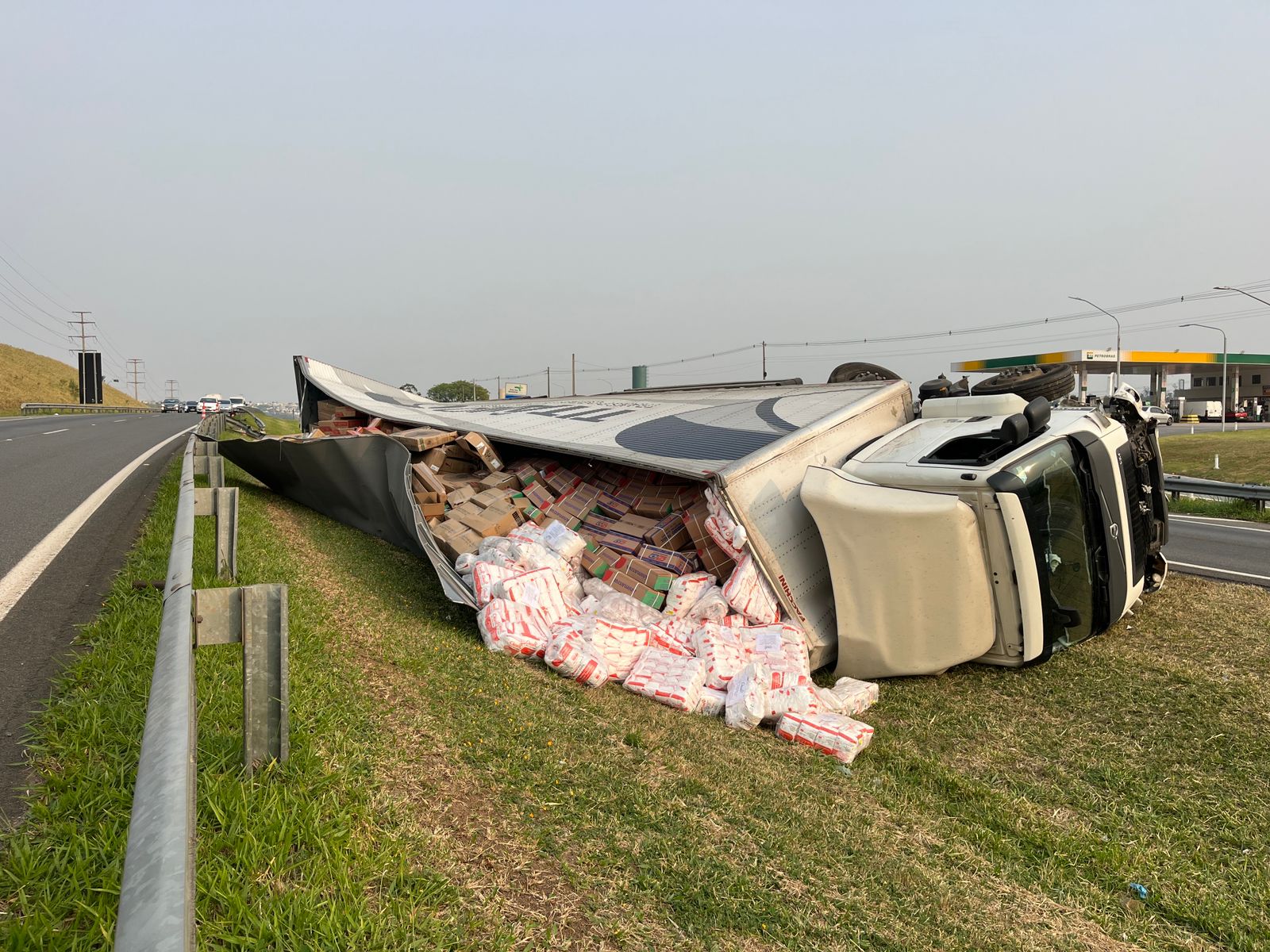 Motorista cochila ao volante e tomba caminhão na Rodovia Dom Pedro