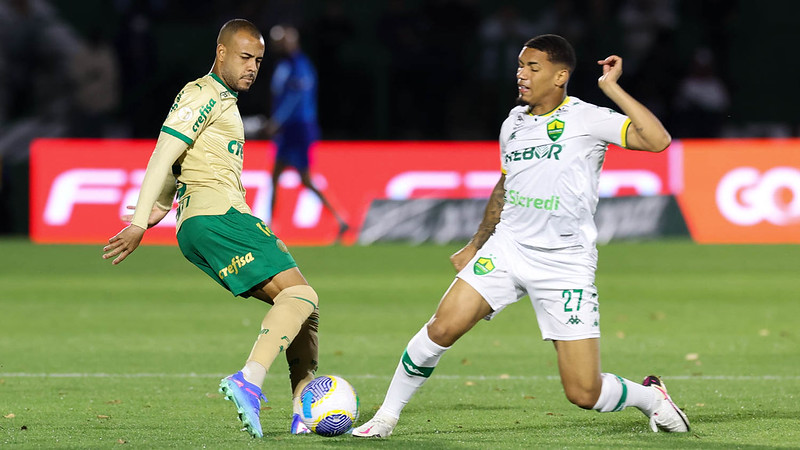 Técnico Abel Ferreira conta com a volta de lateral-direito Mayke no Palmeiras