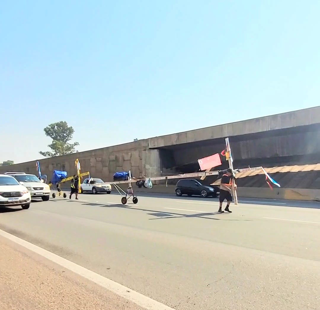 Trio de romeiros percorre mais de 300 quilômetros com cruzes nas costas até Aparecida