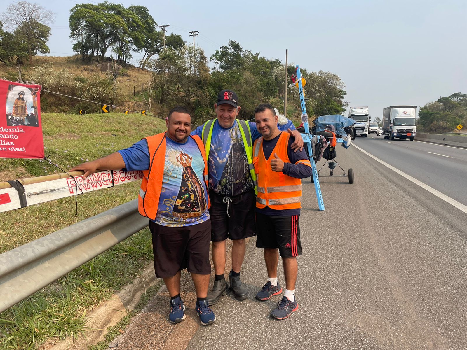 Trio de romeiros percorre mais de 300 quilômetros com cruzes nas costas até Aparecida
