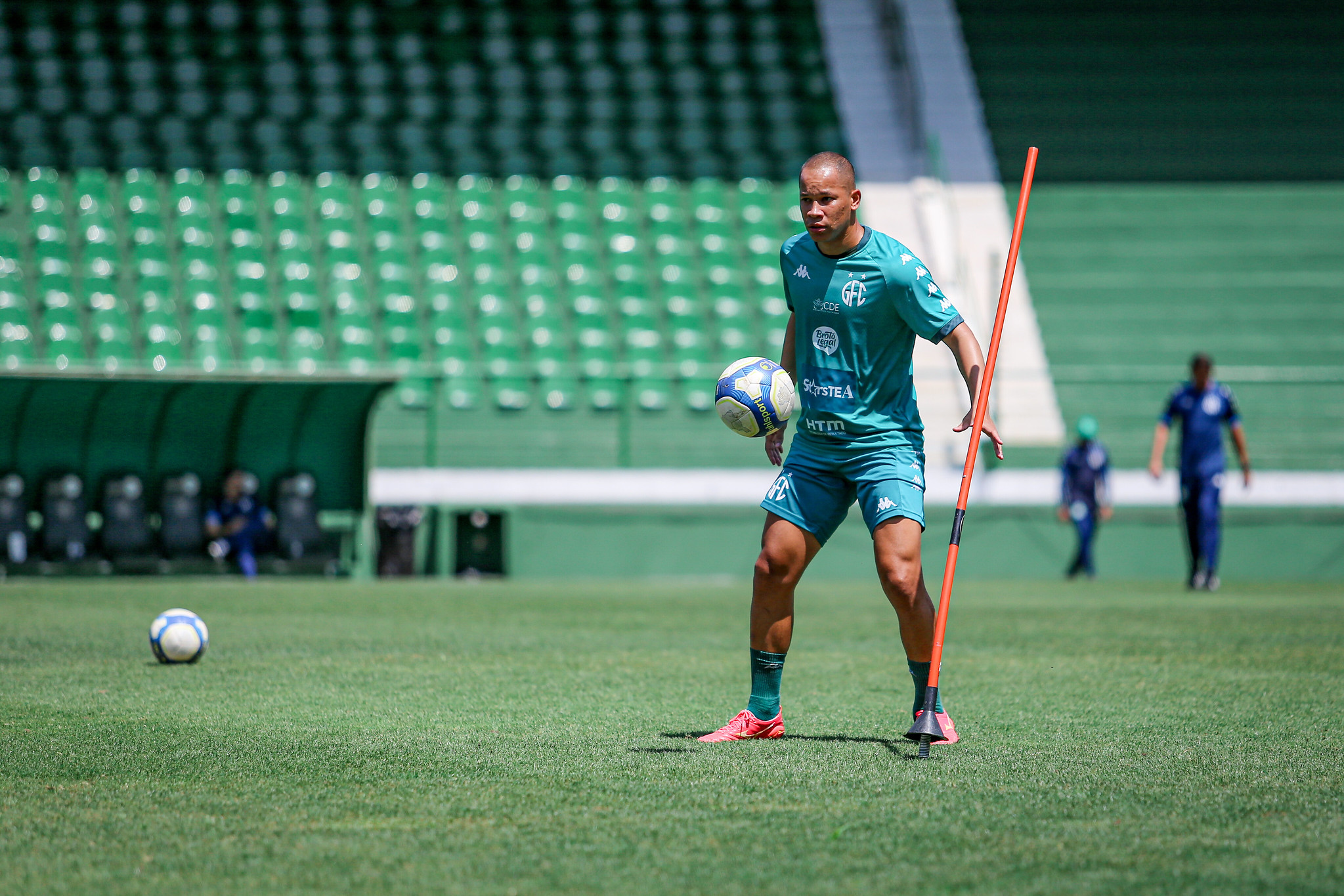 Artilheiro do Guarani, Caio Dantas evita pensar no futuro antes do fim da Série B