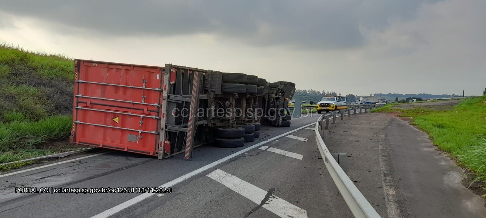 Caminhão tomba e bloqueia acesso da rodovia D.Pedro I para a Campinas-Mogi