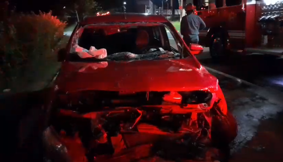 Carro capota e motorista fica presa nas ferragens na Avenida Aquidabã, em Campinas