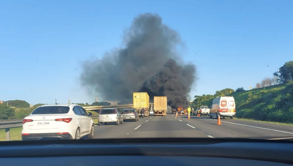 Carro pega fogo e trava Rodovia dos Bandeirantes em Campinas