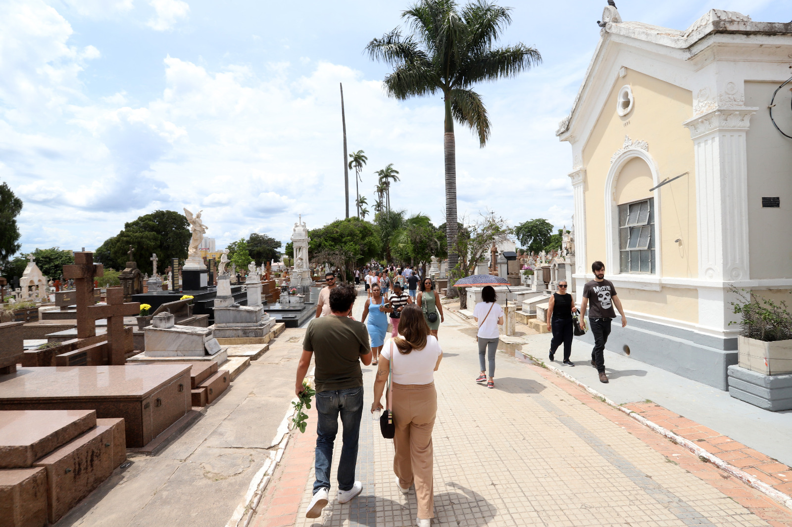 Cemitérios de Campinas recebem mais de 65 mil visitantes no Dia de Finados 
