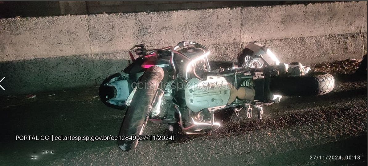 Motociclista morre após colidir contra defensa de concreto no Anel Viário