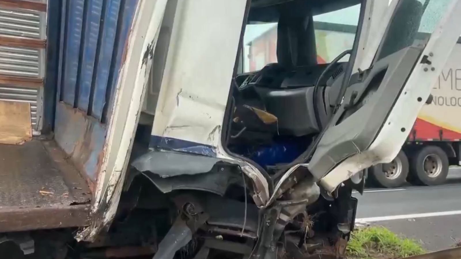 Motorista embriagado perde controle de carreta e tomba na interligação Adalberto Panzan-Anhanguera