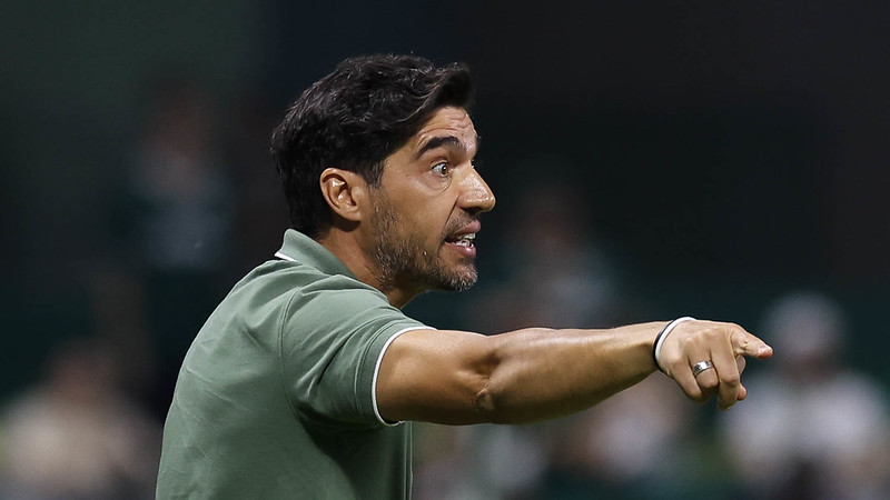 Parte da torcida do Palmeiras crítica técnico Abel após substituir Estevão contra o Botafogo
