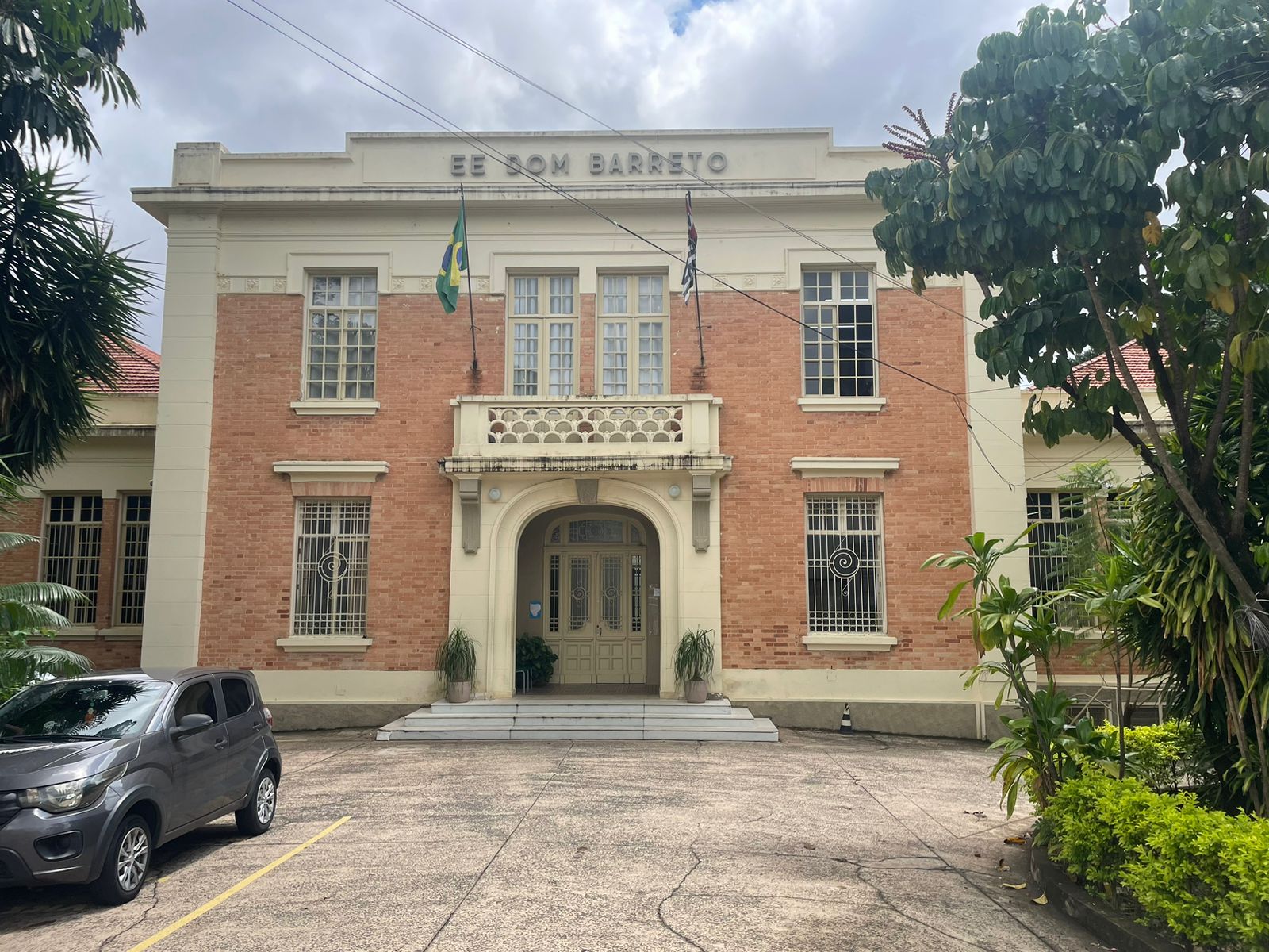 Teto de sala de aula da Escola Estadual Dom Barreto desaba; ninguém ficou ferido