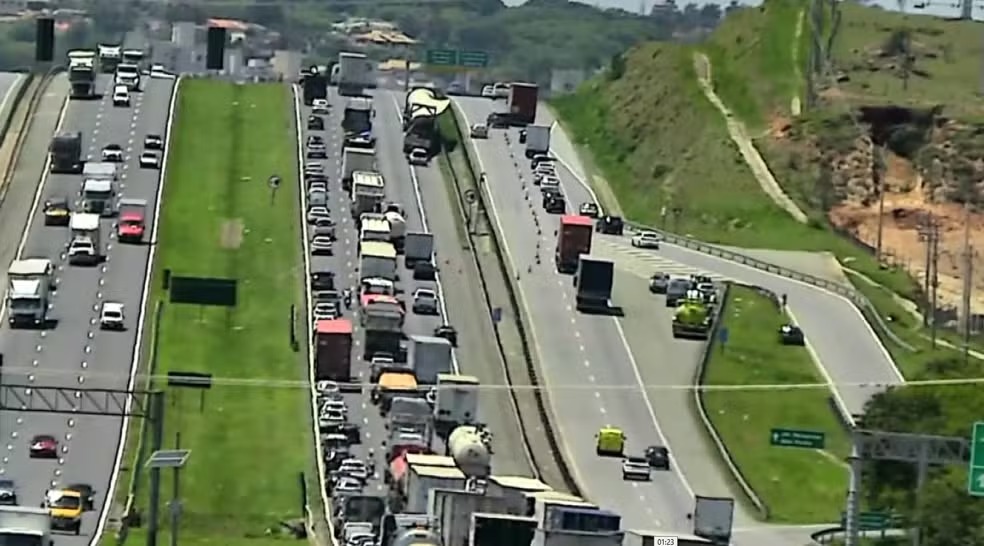 Carreta que transportava pá eólica quebra na rod. D. Pedro I e trava via 