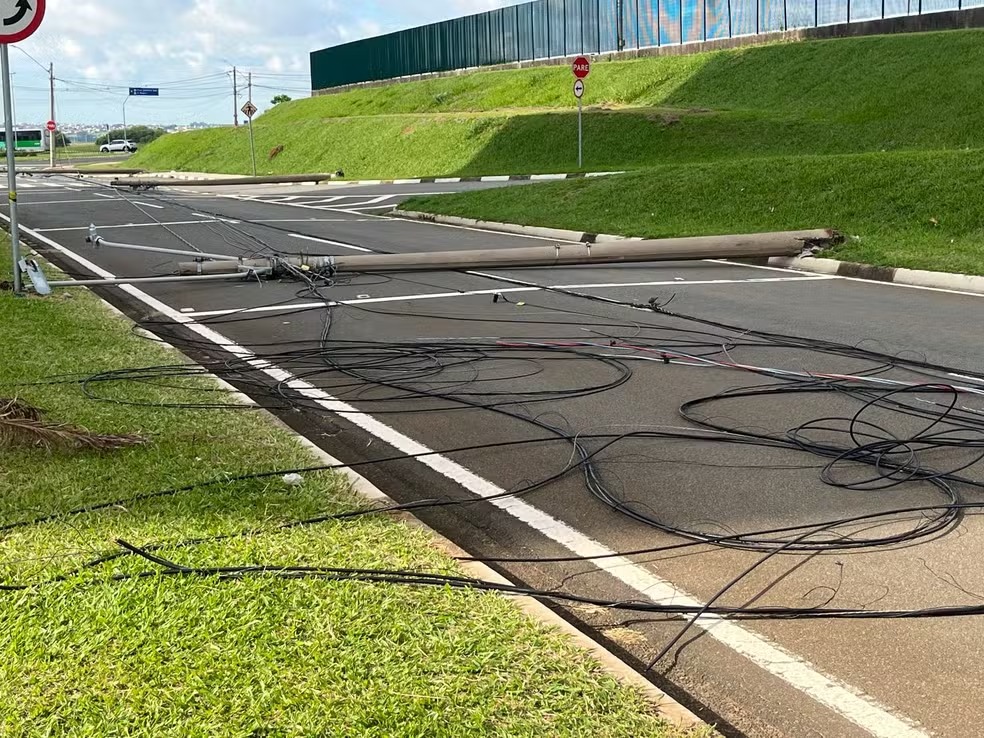 Caminhão enrosca em fiação e puxa postes para o chão em Paulínia