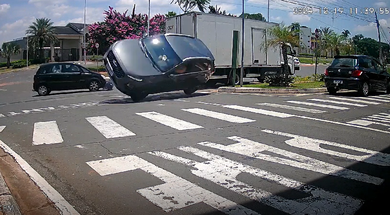 Carro capota após acidente em cruzamento de avenida em Limeira 