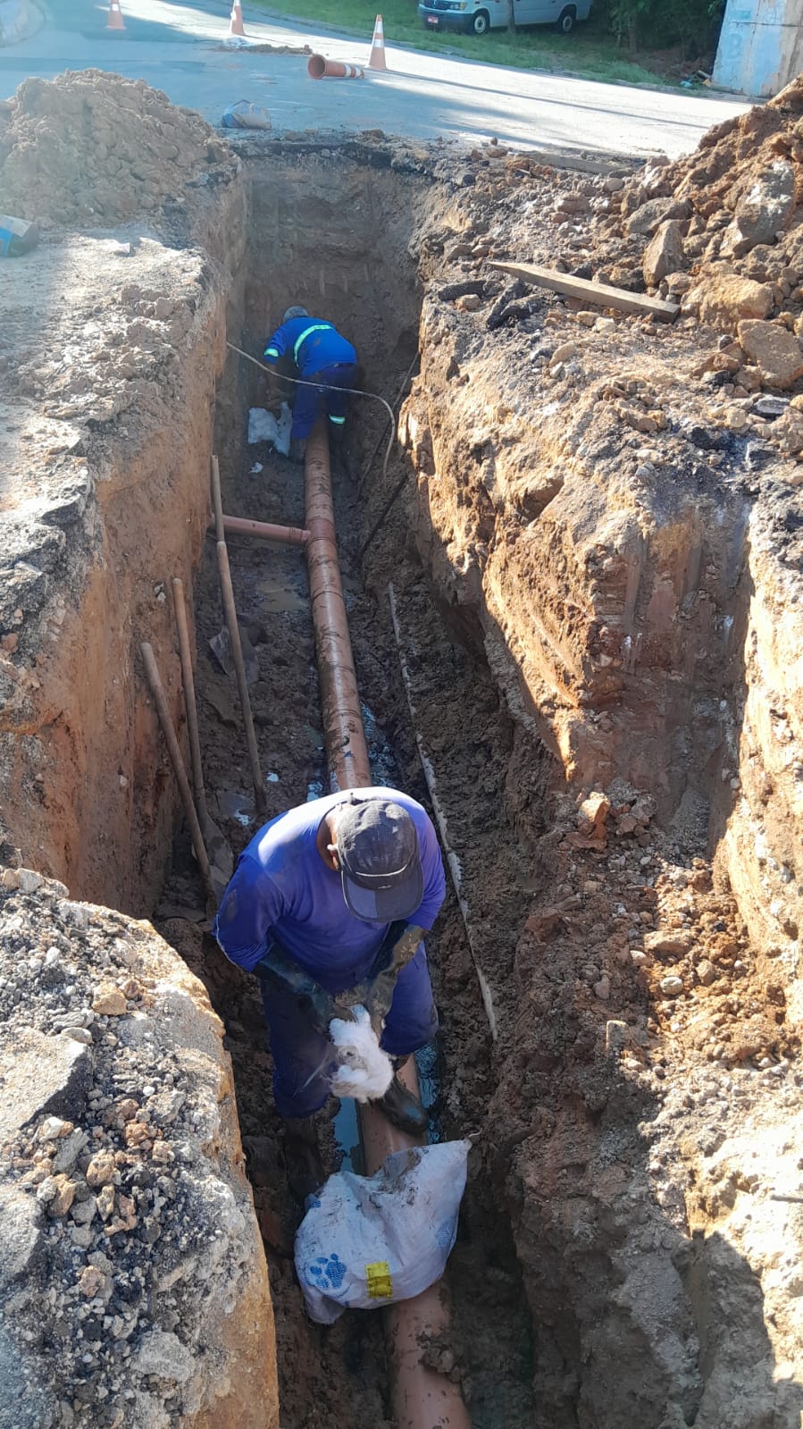 Descarte irregular é uma das razões para aumento de obstrução na rede de esgoto em Vinhedo