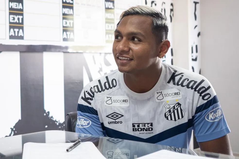 De volta ao Santos, Morelos tem futuro indefinido no clube