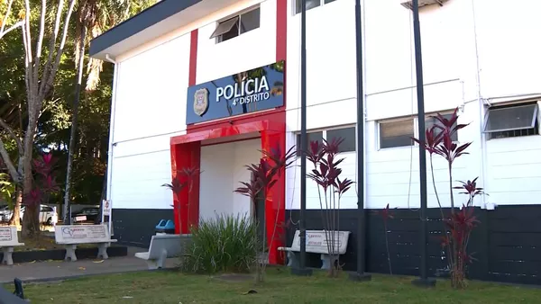 Criminosos invadem farmácia com carro e furtam estabelecimento em Campinas 