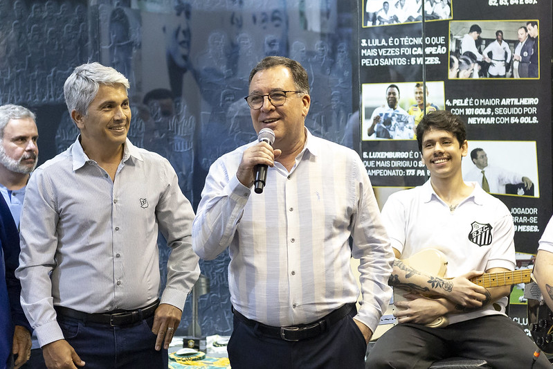 Diretoria do Santos mira técnico do Velez Sarsfield para comandar a equipe em 2025