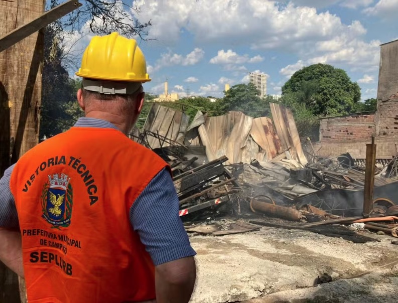 Incêndio atinge ferro-velho na região da Vila União e assusta moradores