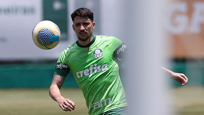 Lateral Piquerez esquece as férias para voltar bem no Palmeiras em 2025