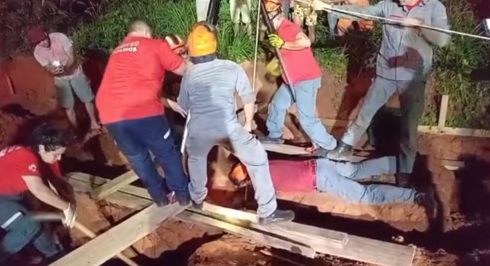 Menino é resgatado após cair em buraco de seis metros em Nova Odessa