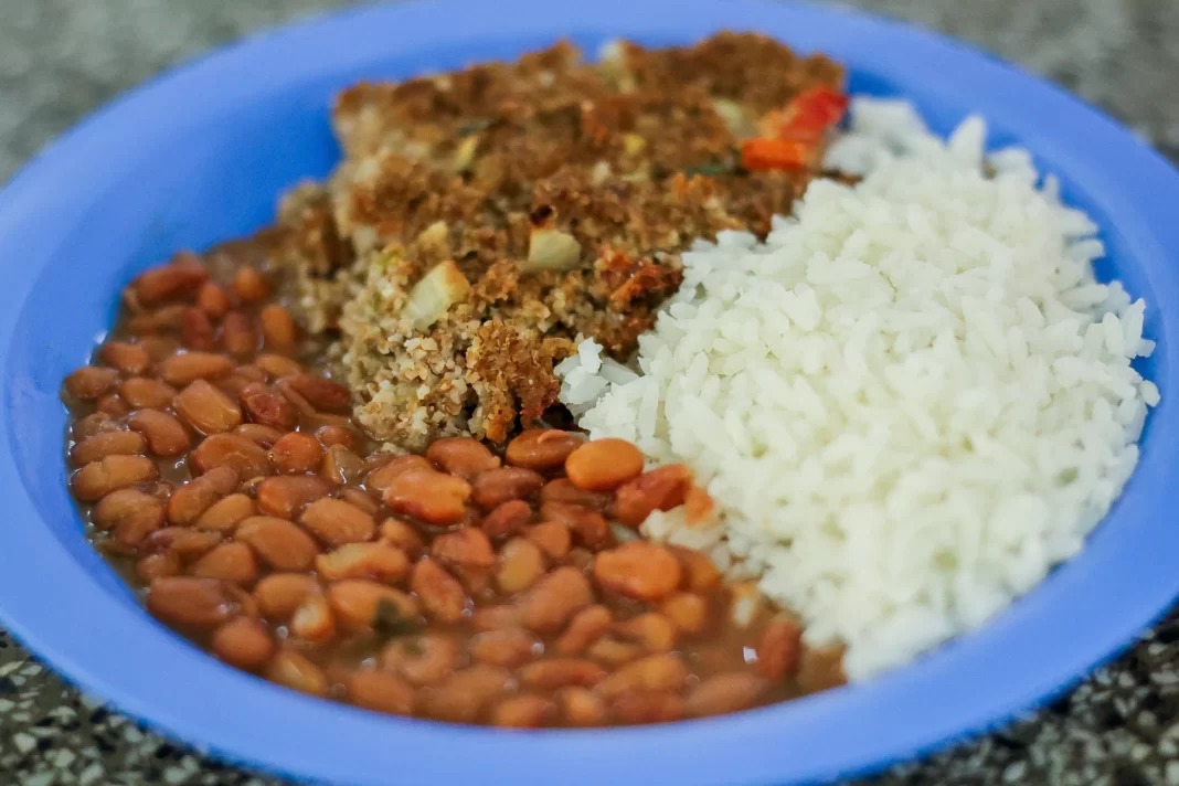 Prazo para requerer merenda nas férias em escolas estaduais termina terça