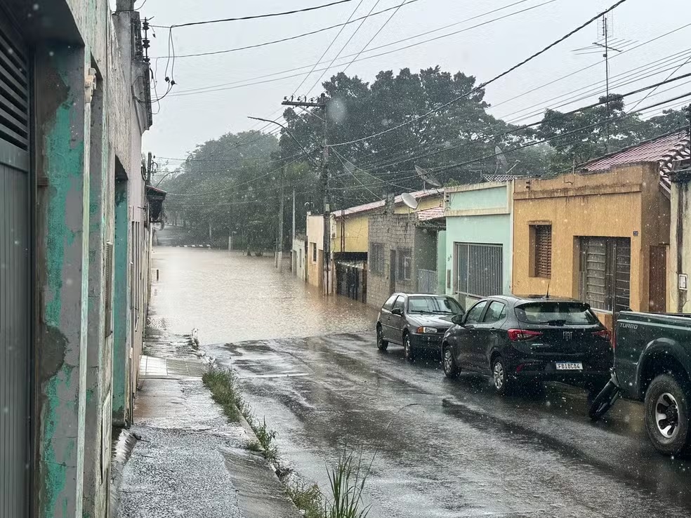 Rio Capivari transborda em Monte Mor