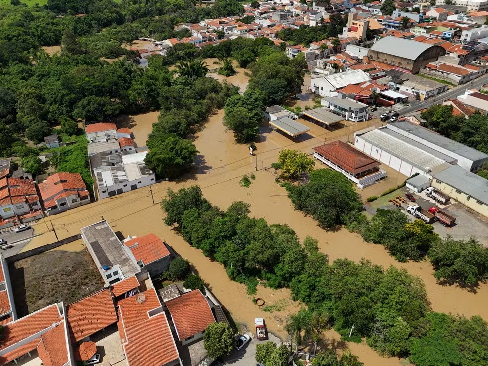 Rio extravasa e deixa 141 pessoas desabrigadas em Capivari 