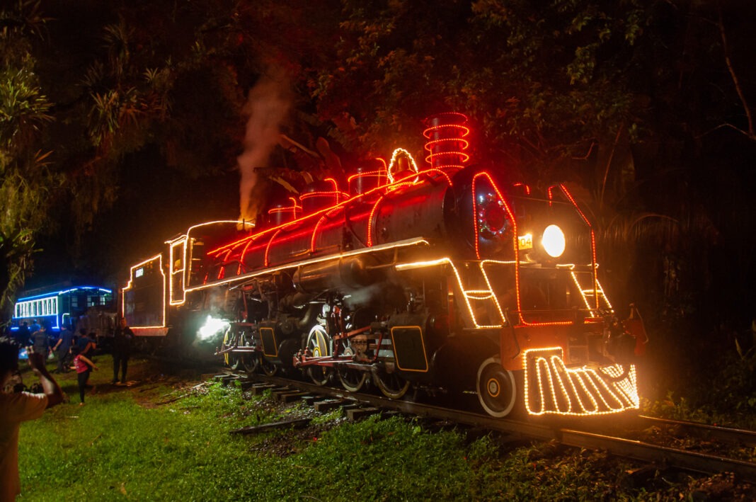 Trem iluminado de Natal passa por Americana neste domingo à noite