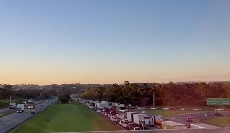 Engavetamento envolvendo ônibus, caminhão e carros deixa cinco feridos na Santos Dumont; ocorrência trava rodovias  