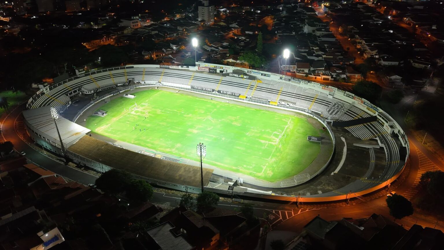 Ponte Preta finaliza instalação dos novos refletores do Moisés Lucarelli