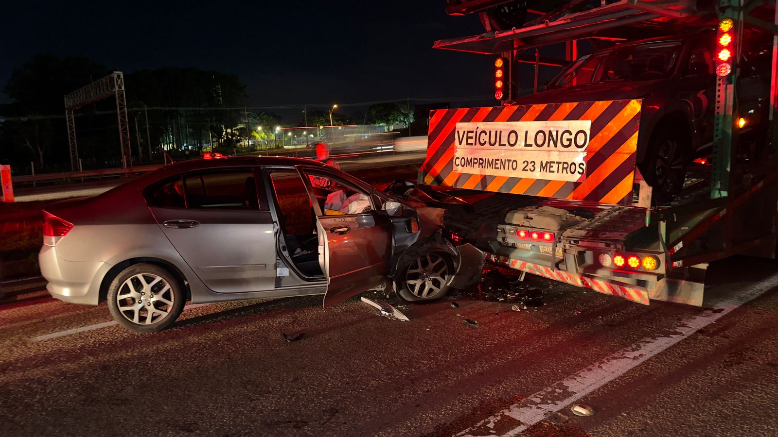Acidente entre carro e caminhão cegonha deixa motorista ferido em Campinas 