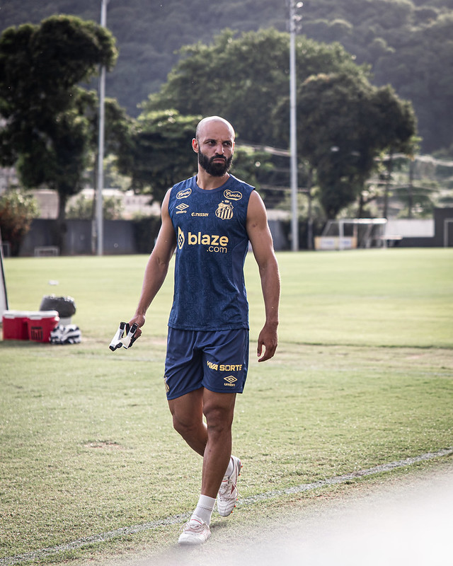 Após derrota em clássico, técnico Pedro Caixinha pede reforços a diretoria do Santos