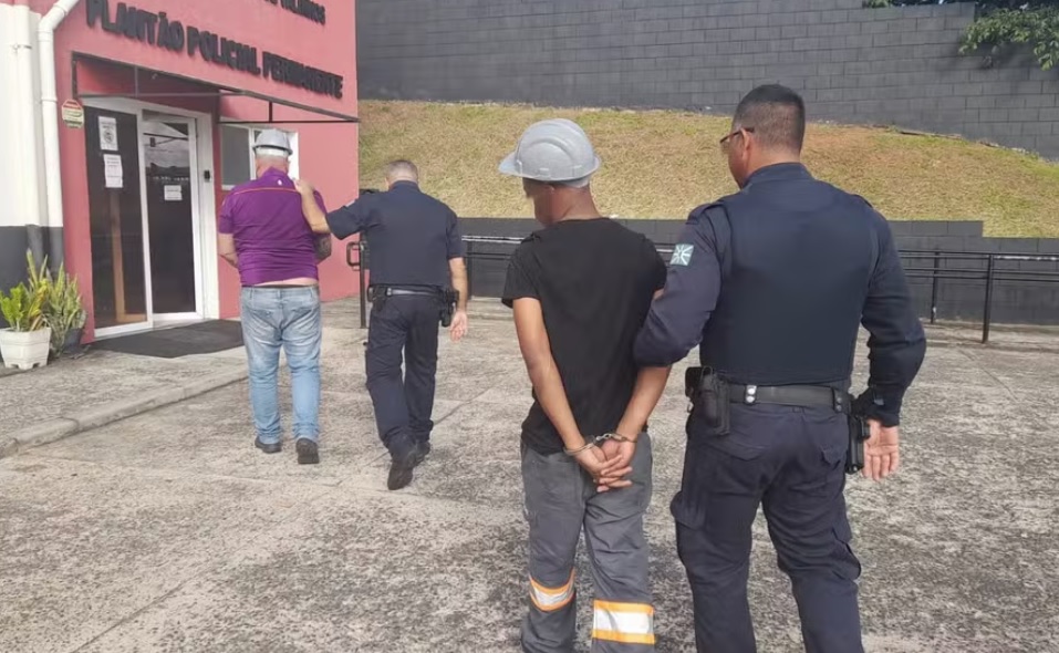 Homens são presos por furtar cabos usando uniformes falsos de companhia telefônica