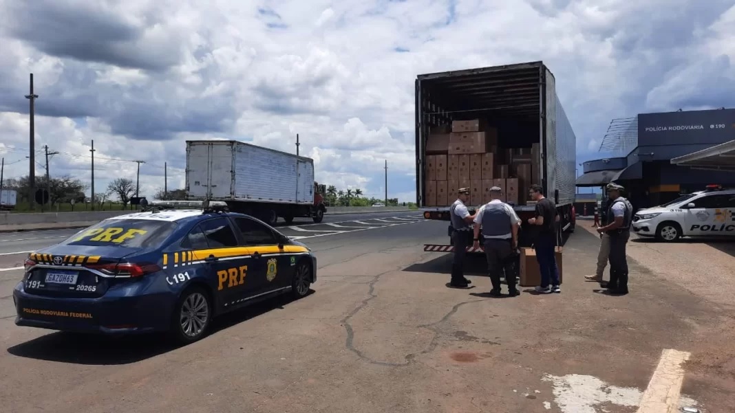 Policiais abordam caminhão e bloqueiam Rodovia Dom Pedro