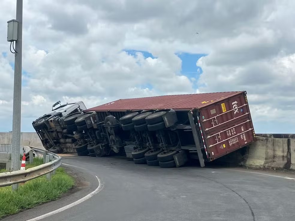 Caminhão tomba e bloqueia retorno da Rod. Zeferino Vaz para Campinas