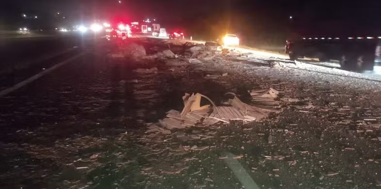 Carga de pisos cai de caminhão e provoca congestionamento na Rod. dos Bandeirantes