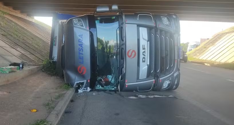Carreta com destino a Argentina tomba na Rodovia Santos Dumont