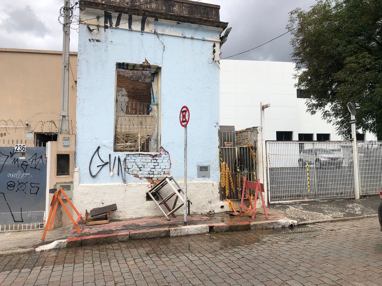 Casarão pega fogo na Rua Irmã Serafina, no Centro 