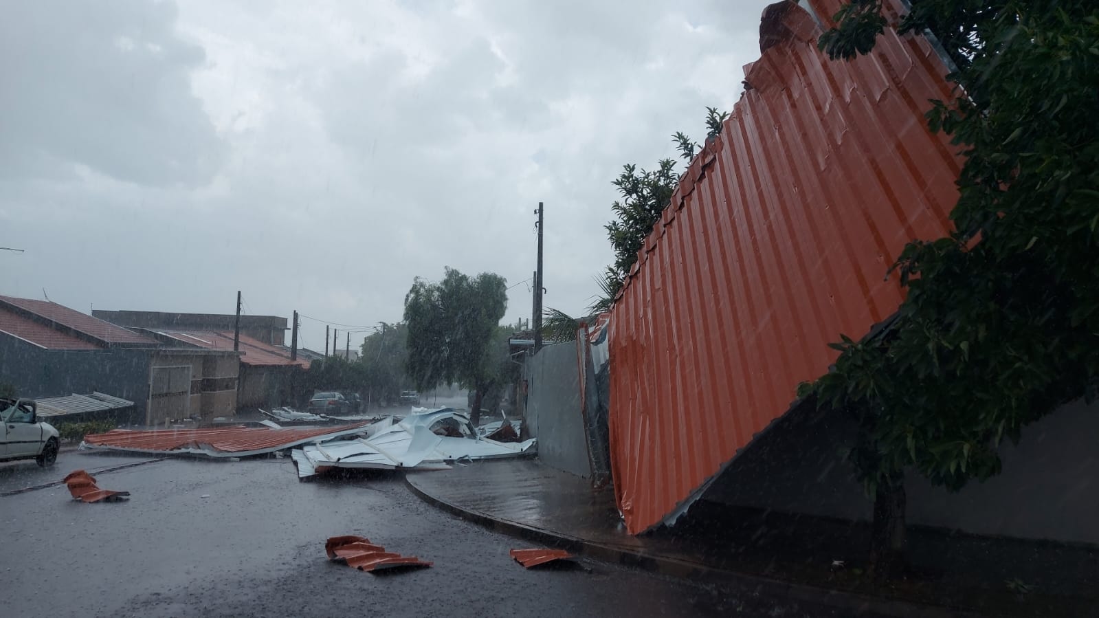 Chuva e ventos fortes destelham casas em Elias Fausto e causam estragos em Americana