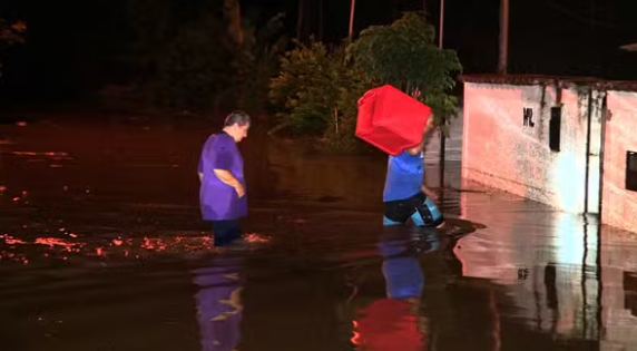 Chuva causa estragos no Jardim Itaguaçu e alaga rua no bairro Ponte Preta