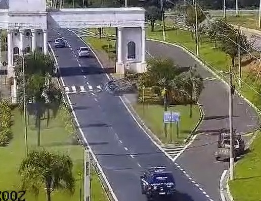 Criminosos em fuga capotam carro no Portal Greco-Romano, em Paulínia