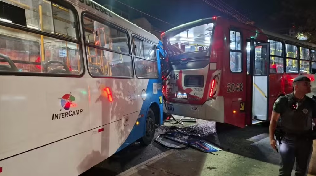 Oito pessoas ficam feridas após colisão de dois ônibus na Moraes Salles