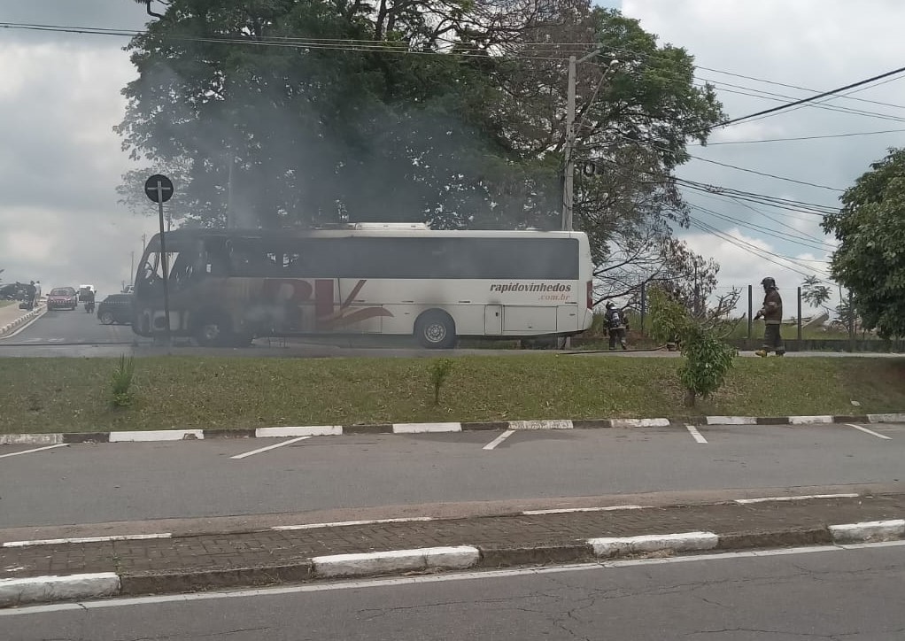 Ônibus pega fogo em avenida de Vinhedo; ninguém ficou ferido 