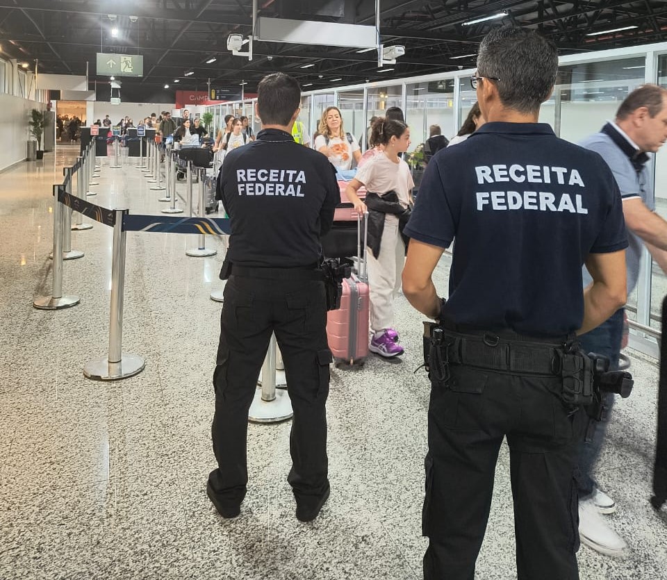 Operação padrão no Aeroporto de Viracopos fiscaliza voos de passageiros