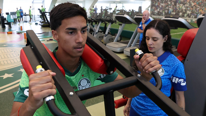 Palmeiras deve fechar negócio com Manchester City e liberar zagueiro Vítor Reis